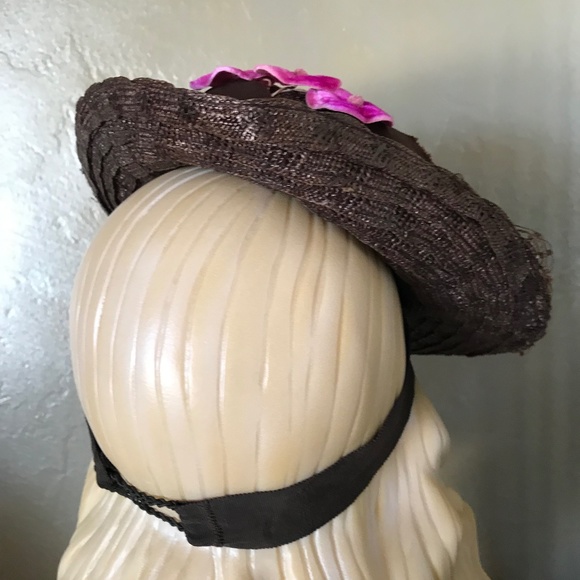 CHIC 1940\'s BROWN TILT HAT WITH FUCHSIA VELVET FLOWERS & MATCHING VEIL main image 8
